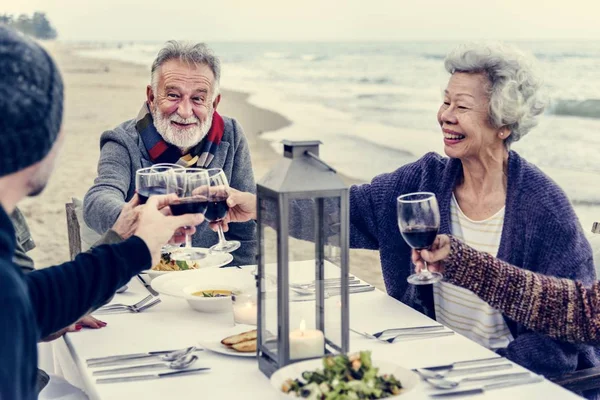 Idosos Brindam Com Vinho Tinto Praia — Fotografia de Stock