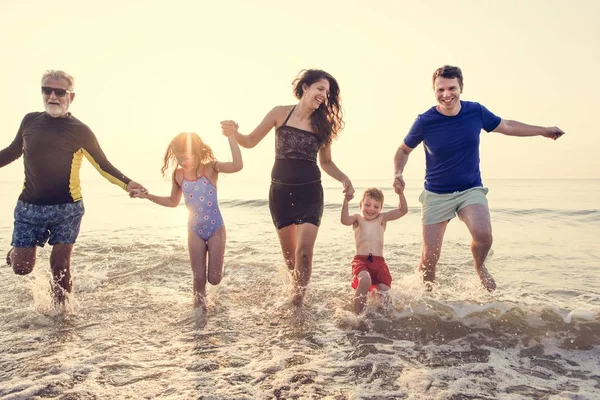 Familj Spelar Stranden — Stockfoto