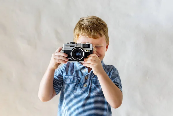 Kaukasische Jongen Spelen Met Een Camera — Stockfoto