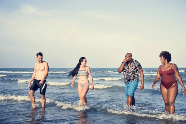 Plajda neşeli arkadaş grubu