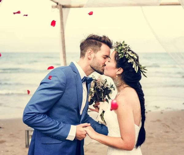 Casal jovem beijando na recepção do casamento — Fotografia de Stock