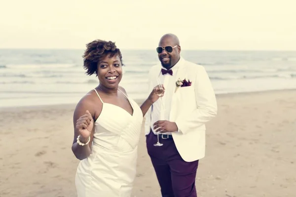 Frischvermählte Genießen Ihren Hochzeitsempfang Strand — Stockfoto