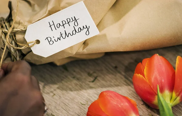 Nahaufnahme Von Happy Birthday Tag Auf Einem Blumenstrauß — Stockfoto