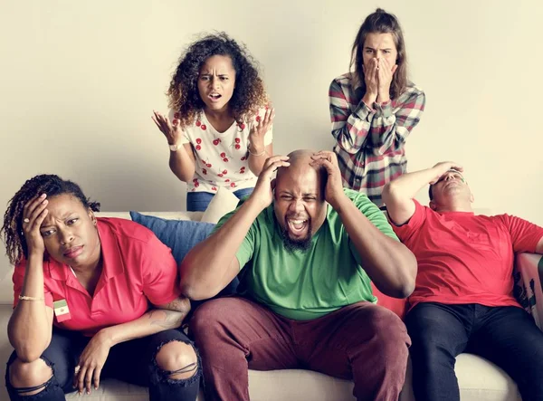 Freunde Bejubeln Mit Gemalter Fahne — Stockfoto