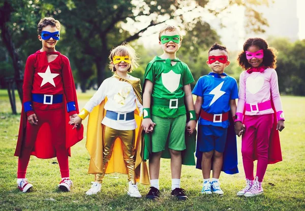 Menggemaskan Anak Anak Dalam Kostum Superhero Taman Lapangan — Stok Foto