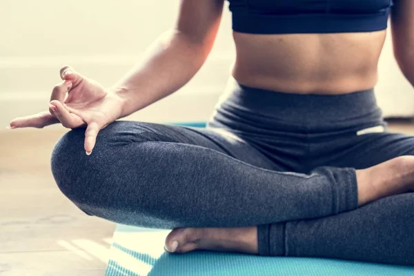 Tiro Cortado Mulher Meditando Pose Lótus — Fotografia de Stock