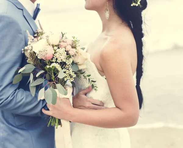 Genç çift sahilde evleniyor