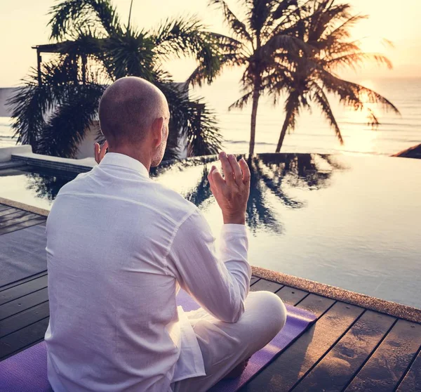 Havuzun yanında Yoga uygulamak kıdemli yetişkin