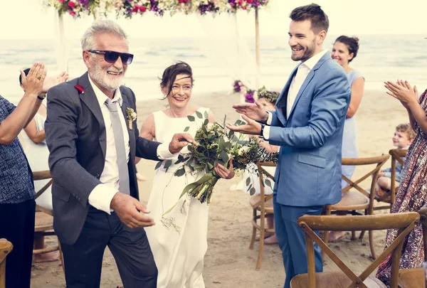 Genç Olgun çift sahilde evleniyor