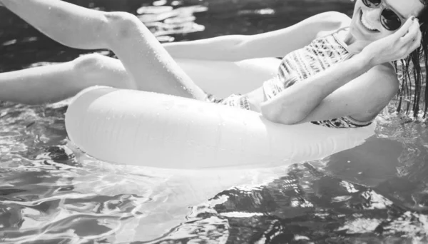 Menina Que Esfria Uma Piscina — Fotografia de Stock