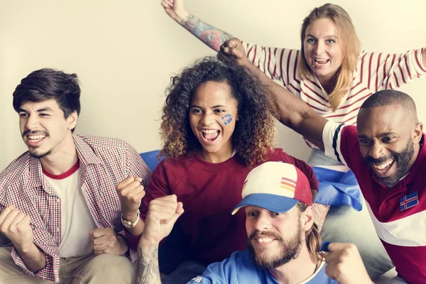 Arkadaşlar boyalı bayrağı ile Dünya Kupası tezahürat