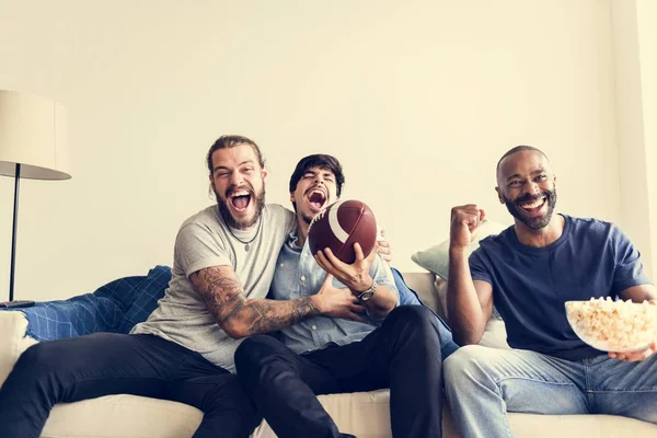 Amigos Animando Liga Deportiva Juntos —  Fotos de Stock