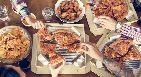 Pizza birlikte evde yemek arkadaşlar