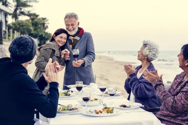 Ältere Freunde Bei Einer Dinner Party Strand — Stockfoto