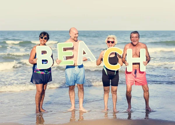 Amigos Mayores Divirtiéndose Playa — Foto de Stock