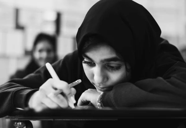Fiatal Muzulmán Diák Tanul Egy Osztályban — Stock Fotó