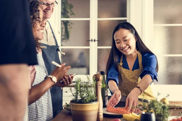 Diversas Pessoas Juntando Aula Culinária — Fotografia de Stock