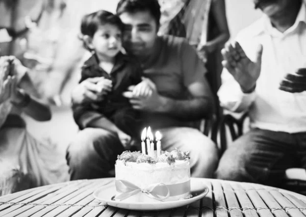 Famiglia Indiana Che Celebra Una Festa Compleanno — Foto Stock