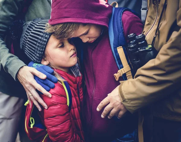 Rodina Ztracených Zima Lese Smutné Děti Náručí Rodičů — Stock fotografie