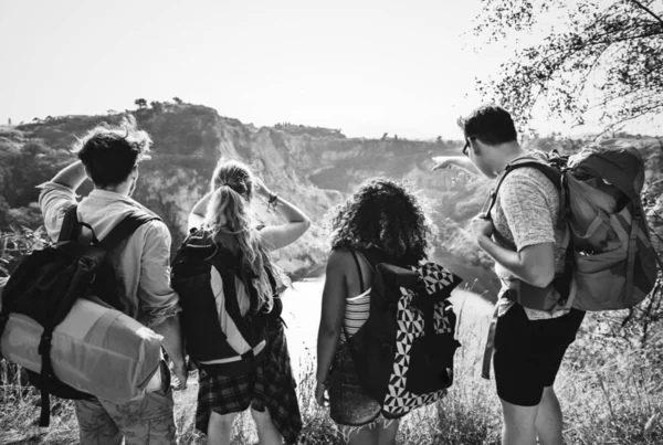 Νέοι Backpackers Ταξιδεύουν Στη Φύση — Φωτογραφία Αρχείου