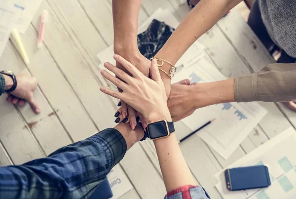 Hoge Hoekmening Bijgesneden Schot Van Collega Team Gebaar Maken Boven — Stockfoto