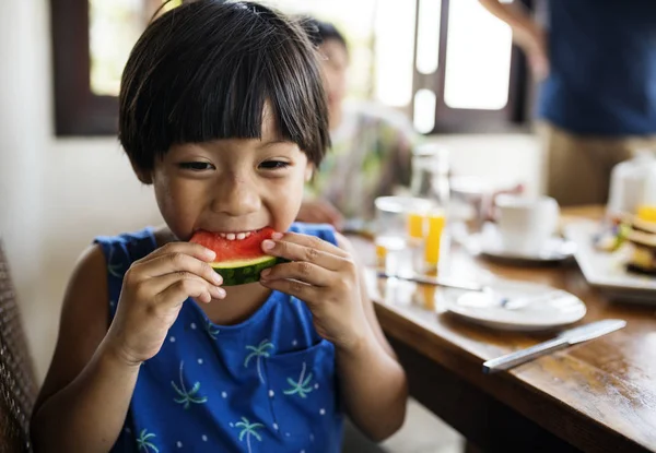 Aziatische Jongen Snacking Een Watermeloen — Stockfoto