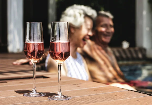 Havuzda prosecco içme mutlu son sınıflar