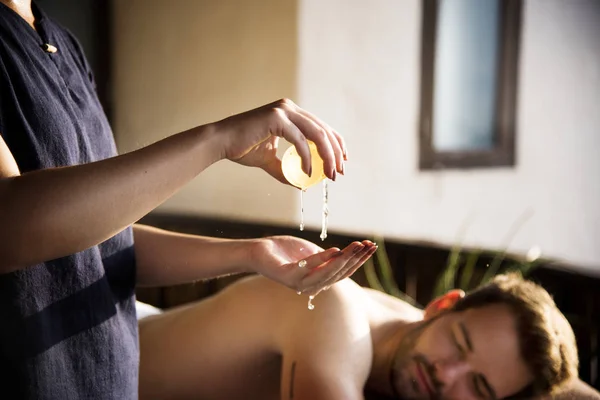 Mulher Relaxante Tratamento Spa — Fotografia de Stock