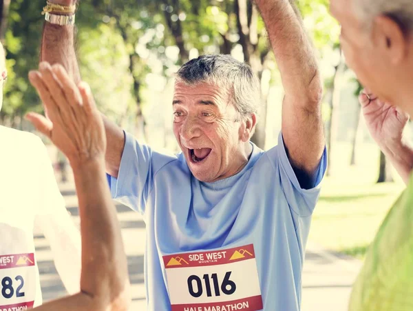 Hombres Mayores Felices Parque Corredores Después Maratón —  Fotos de Stock