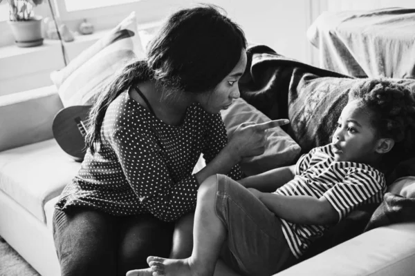 Annem işaret ve oğlunu suçluyor