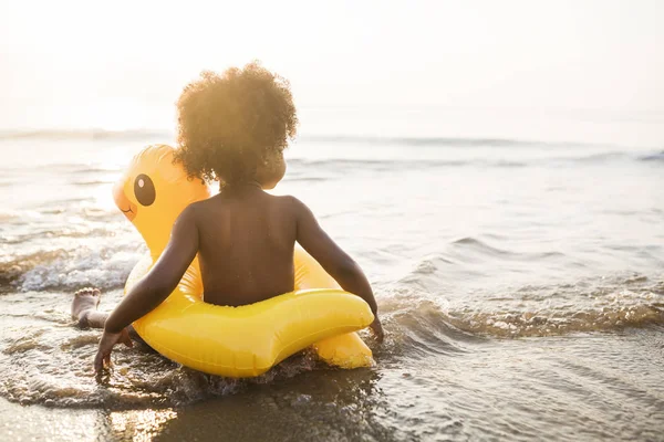 Şirin bebek sahilde ördek tuplü