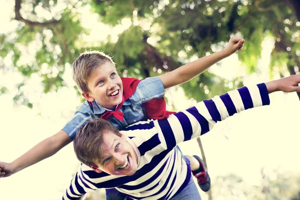 Süper kahraman çocuk babası arka yüzünde uçan