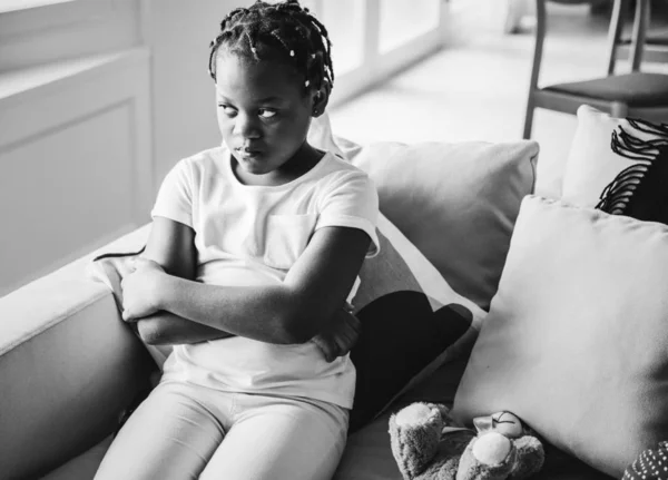 Αφρικής Κορίτσι Είναι Κυκλοθυμική Στον Καναπέ — Φωτογραφία Αρχείου