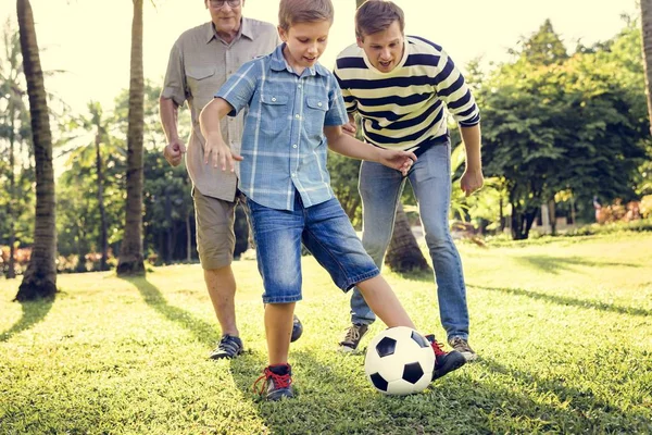 Familj Spelar Fotboll Trädgården — Stockfoto