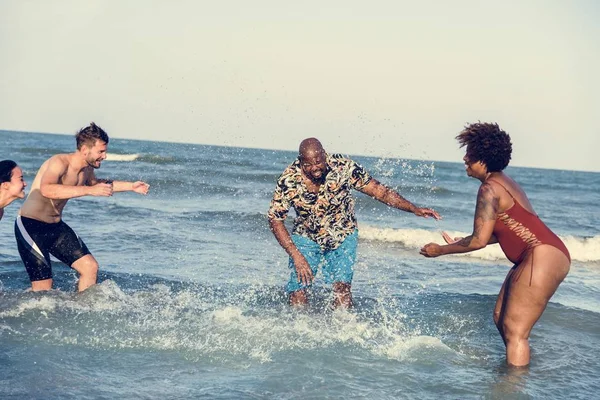 Plajda neşeli arkadaş grubu