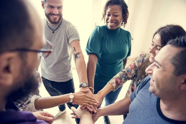 Gruppe Unterschiedlicher Menschen Fand Hand Hand Zusammen — Stockfoto