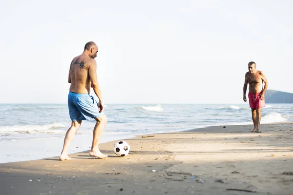 Uomini Che Giocano Calcio Spiaggia — Foto Stock