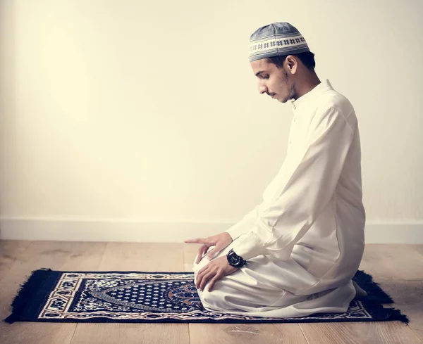 Мусульманские Молитвы Позе Ташахуда — стоковое фото