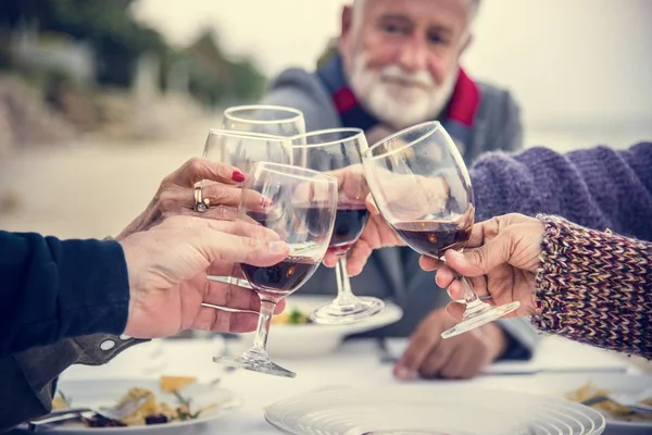 Seniors Ψήσιμο Κόκκινο Κρασί Στην Παραλία — Φωτογραφία Αρχείου