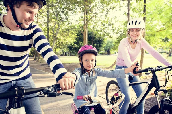 Famiglia Bicicletta Nel Parco — Foto Stock