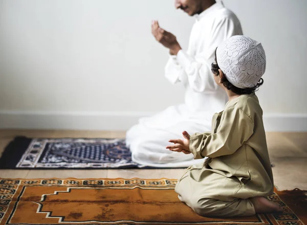 Malý Chlapec Modlí Boku Svého Otce Během Ramadánu — Stock fotografie