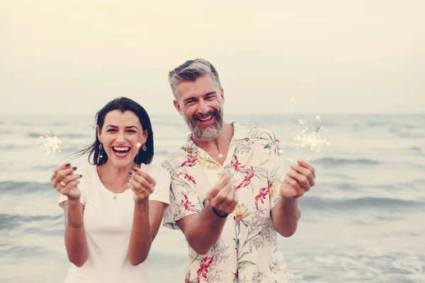 Coppia Che Festeggia Con Scintille Spiaggia — Foto Stock