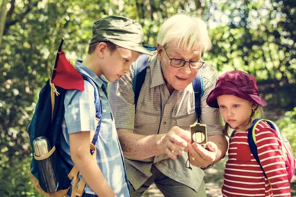 Abuelo Enseñando Usar Una Brújula —  Fotos de Stock