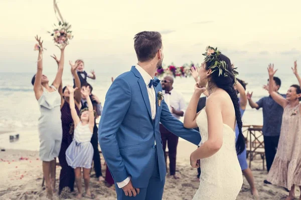 Pareja Joven Una Ceremonia Boda Playa — Foto de Stock