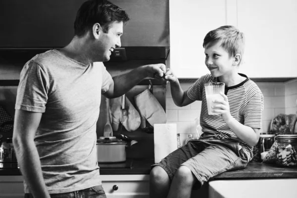 Vater Und Sohn Der Küche — Stockfoto