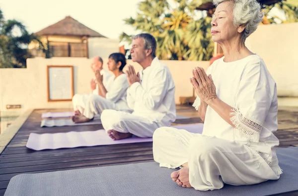 Grupo Personas Mayores Que Practican Yoga Por Mañana — Foto de Stock