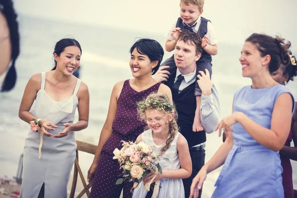 Düğün konuklar gelin ve damat için alkışlar