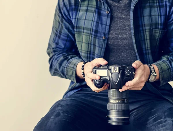 Обрезанный Снимок Человека Клетчатой Рубашке Проверяющего Камеру — стоковое фото