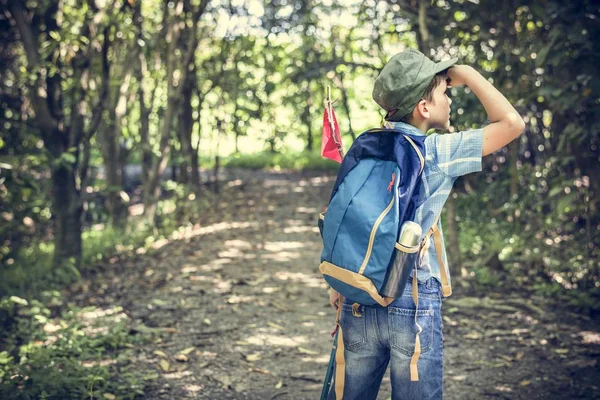 Niño Caminando Través Bosque Con Mochila Bandera Roja Mirando Distancia — Foto de Stock