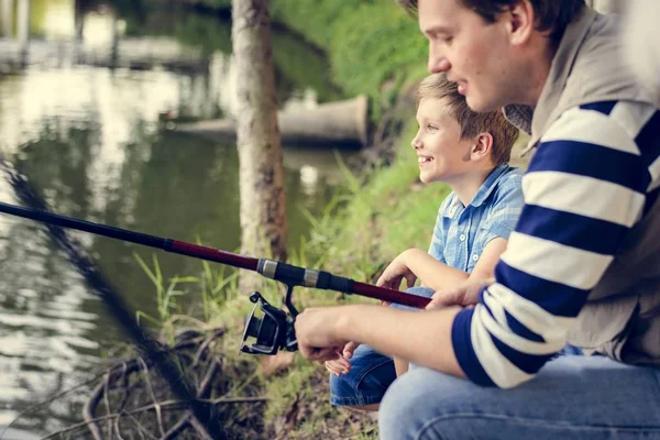 Baba ve oğul bir balığa